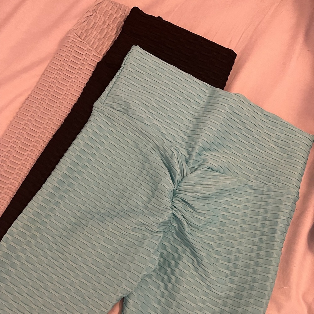 NWOT: Size Medium. Rouched back leggings.